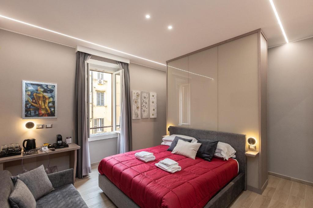 罗马IRON Luxury Rooms的一间卧室配有红色的床和红色毯子