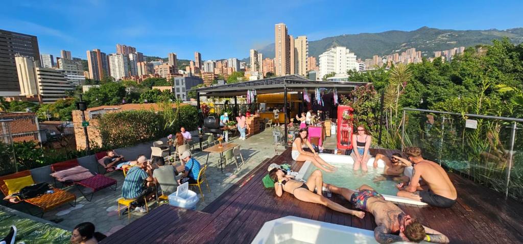麦德林Viajero Medellin Hostel的一群人坐在游泳池周围