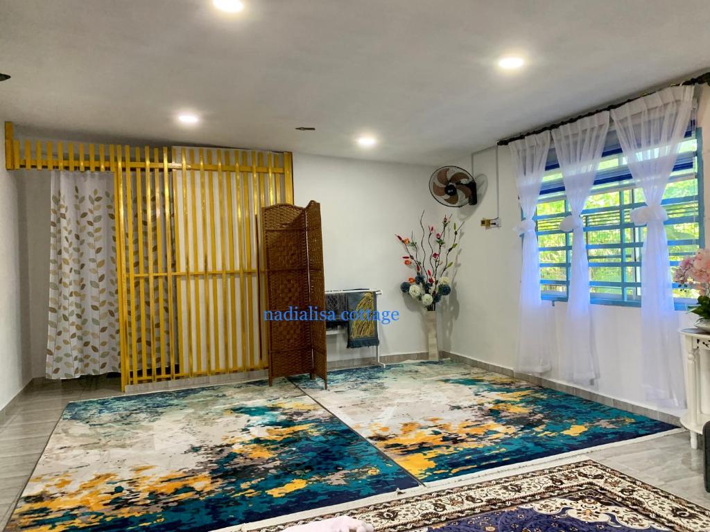 双溪大年Nadialisa cottage homestay For Islamic only的客厅的地板上铺有大地毯