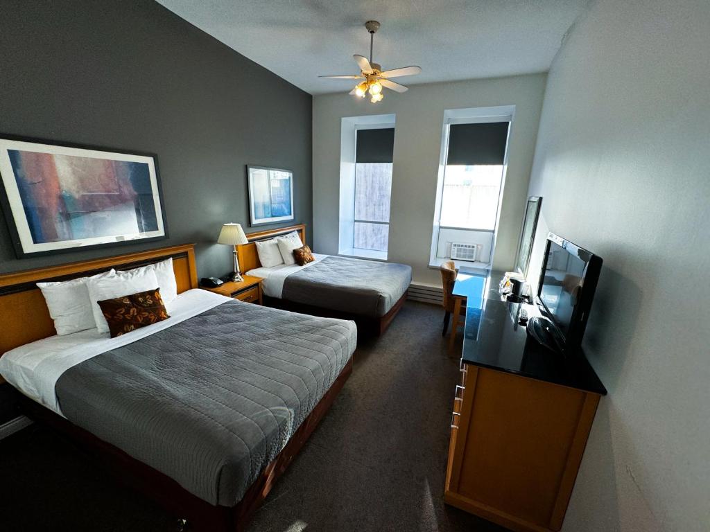 新威斯敏斯特大都会歌剧院酒店的配有一张床和一台平面电视的酒店客房