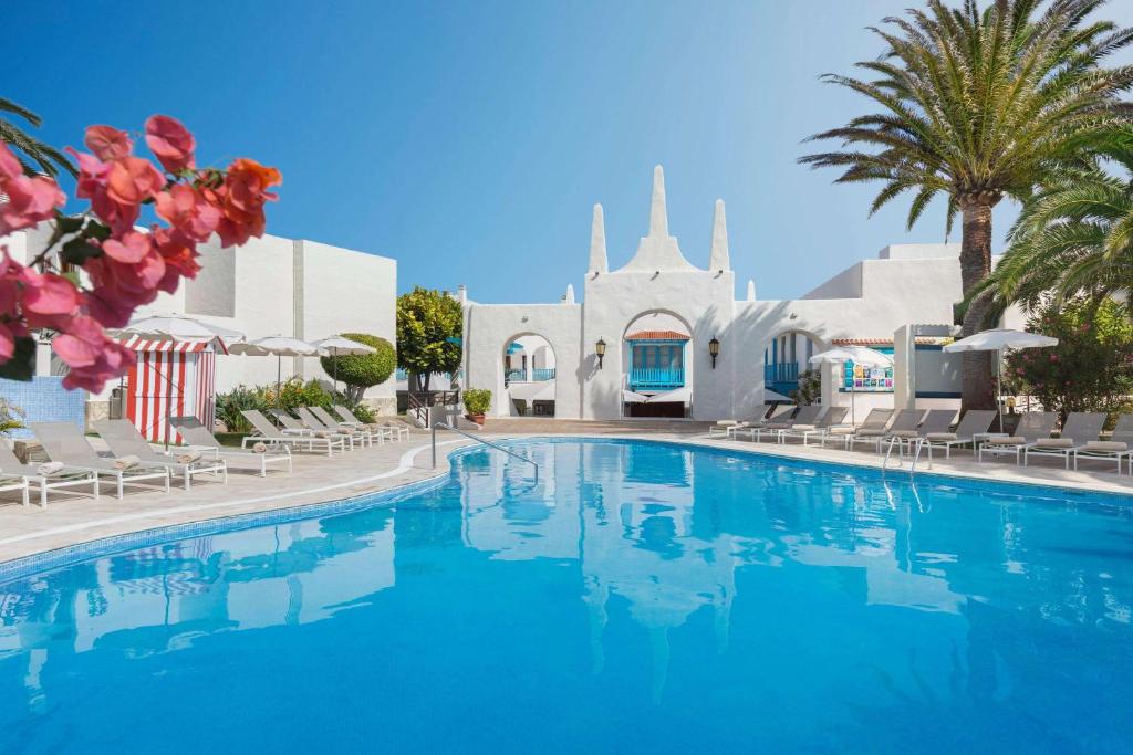 科拉雷侯Alua Suites Fuerteventura - All Inclusive的一座教堂前的游泳池