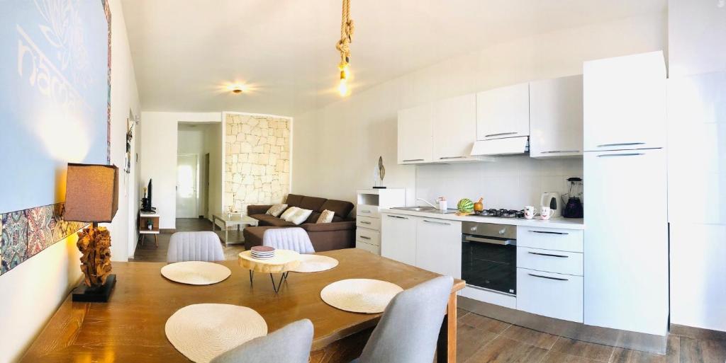 萨尔雷Happy Place, Boa Vista, Salrei的厨房以及带桌椅的起居室。