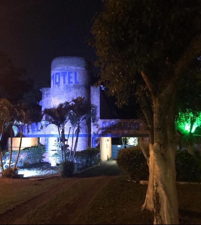 奥索里乌Motel Casarão的一座晚上有蓝色灯光的建筑