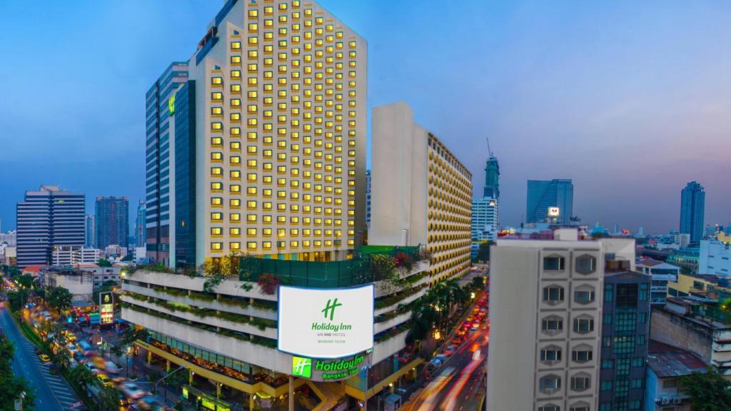 曼谷Holiday Inn Bangkok Silom, an IHG Hotel的城市天际线,有高大的建筑和交通