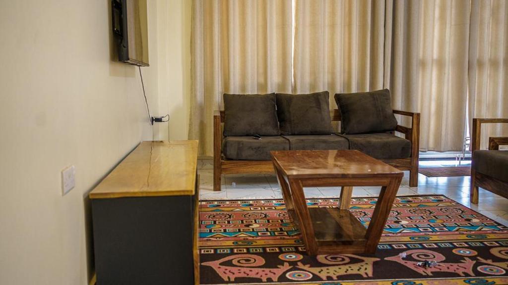 金贾Serene villa的客厅配有沙发和桌子