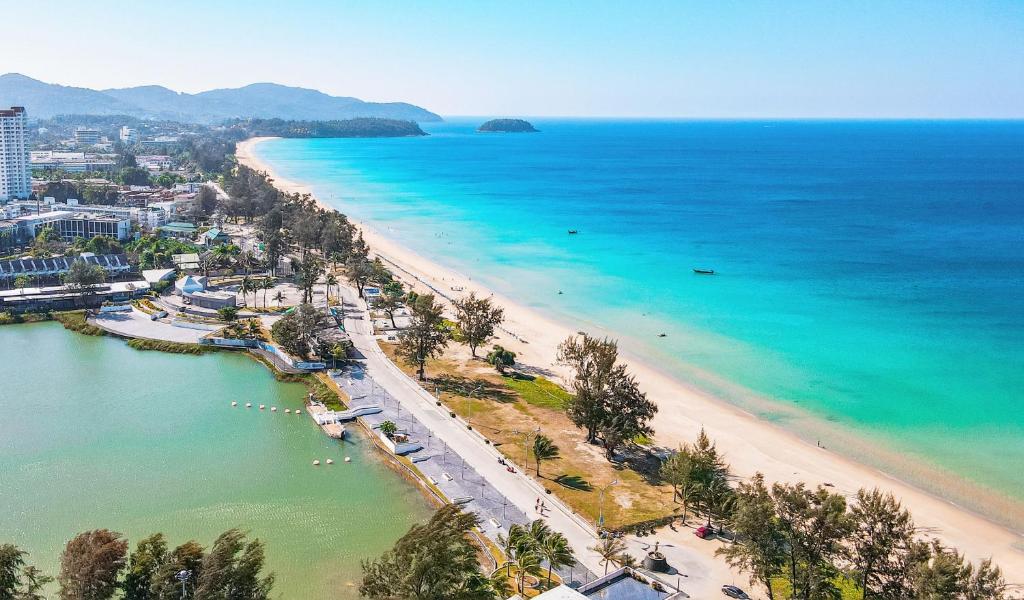 卡伦海滩Holiday Inn Resort Phuket Karon Beach, an IHG Hotel的享有海滩和海洋的空中景致