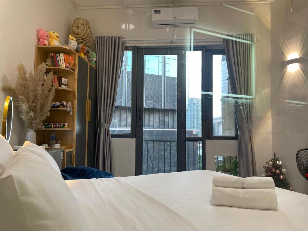 胡志明市6EVEN Nguyen Hue的卧室设有一张白色大床和一扇窗户。