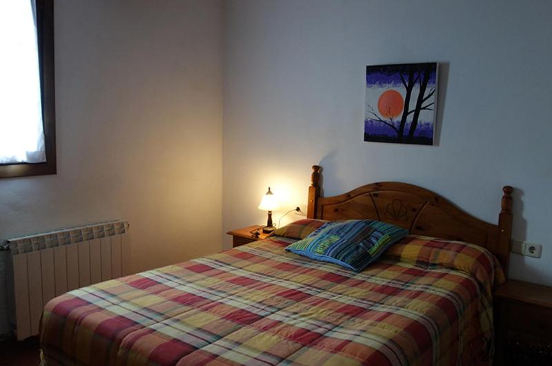 巴拿马城EGO House的一间卧室配有一张带彩色床罩的床