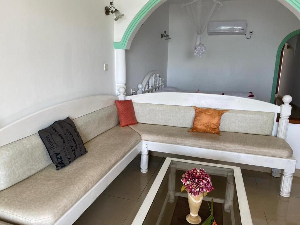 本托塔New Casamarc的带沙发和浴缸的客厅