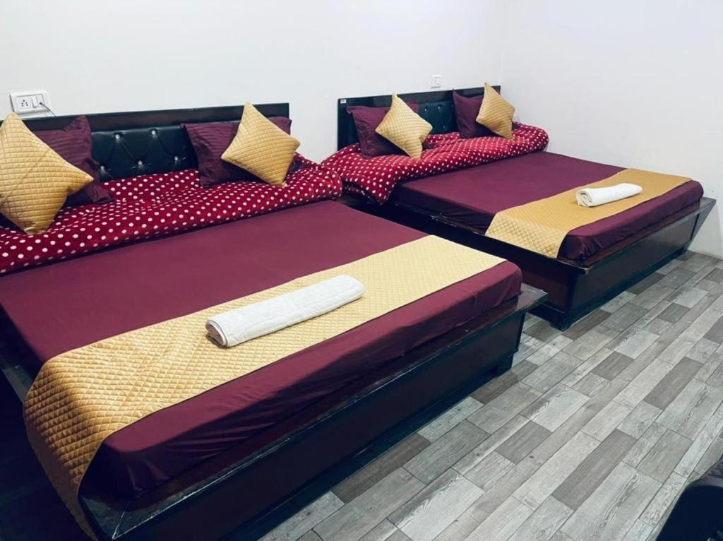 巴德里纳特Badrinath B V by prithvi yatra hotels的两张睡床彼此相邻,位于一个房间里