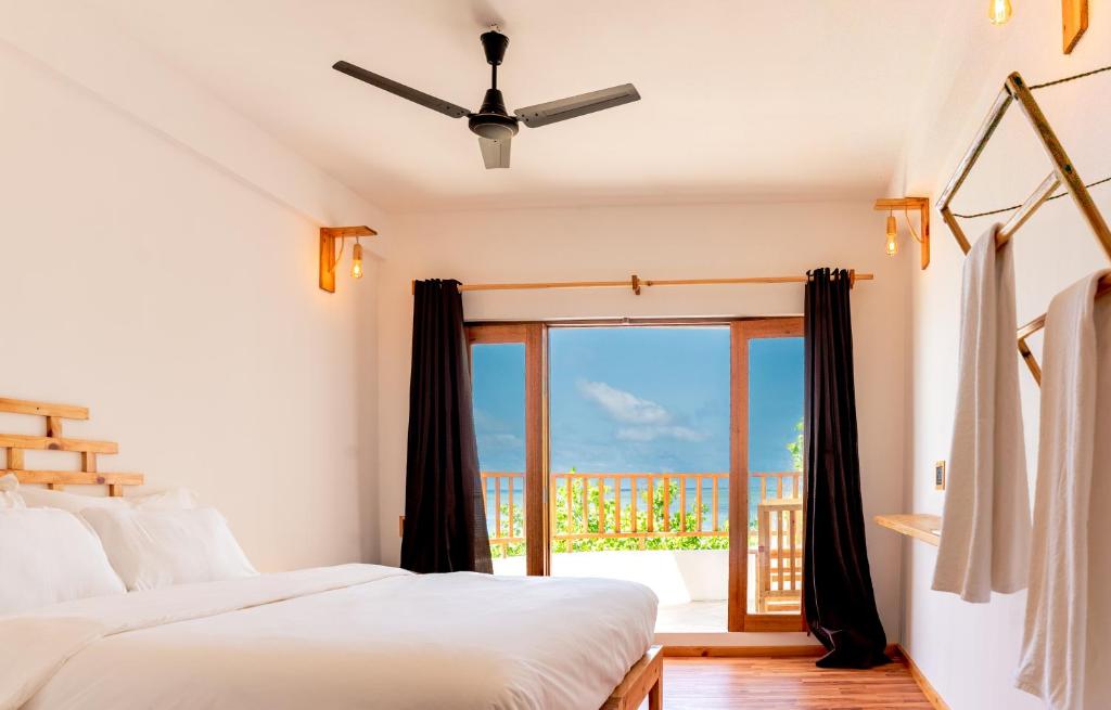 希曼杜岛Manta Sea View Himandhoo的一间卧室设有两张床和窗户。