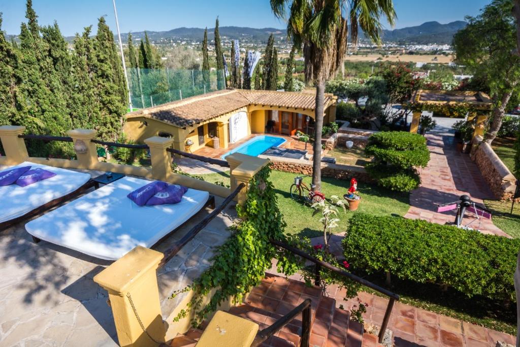 圣安东尼奥派伊维萨岛酒店的享有带游泳池的房屋的空中景致