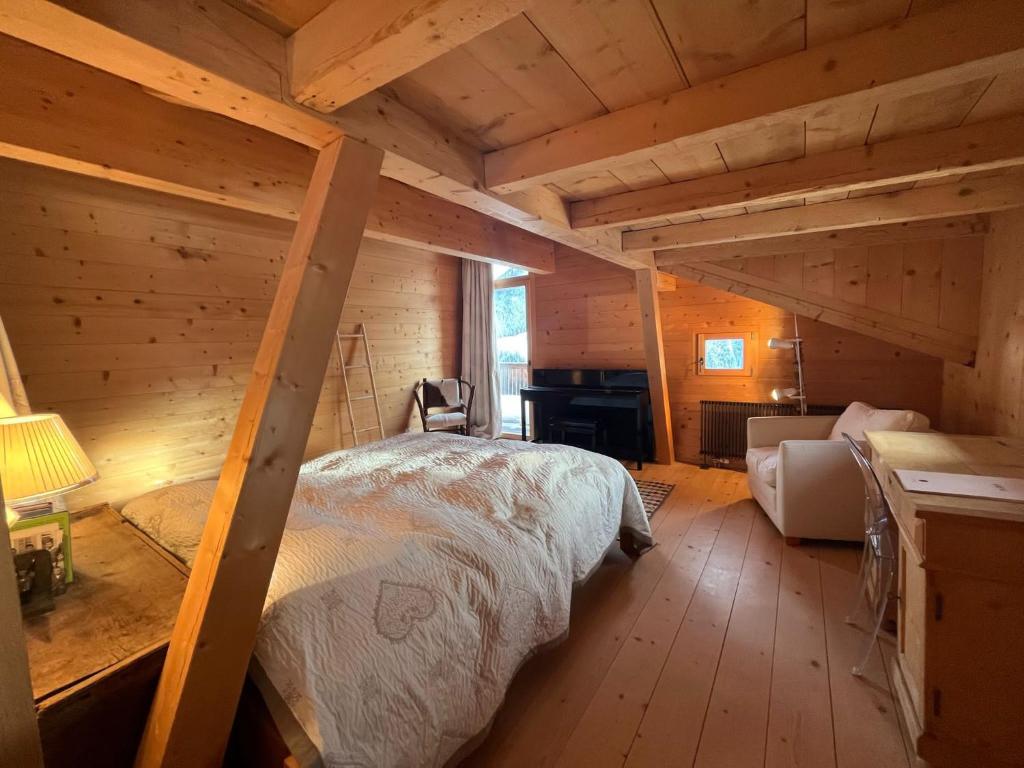 达沃斯Chalet Wiesen的小木屋内一间卧室,配有一张床