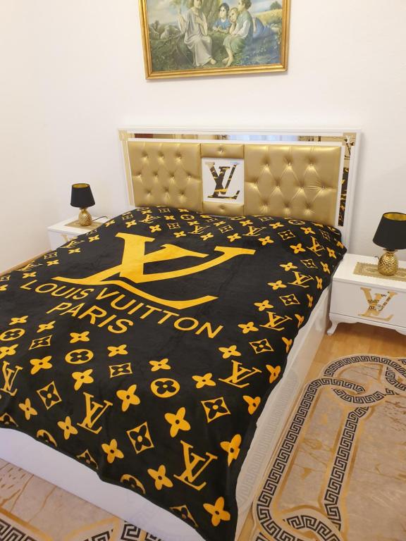 萨勒河畔哈雷Gästewohnung的一间卧室配有一张带黑色和黄色棉被的床