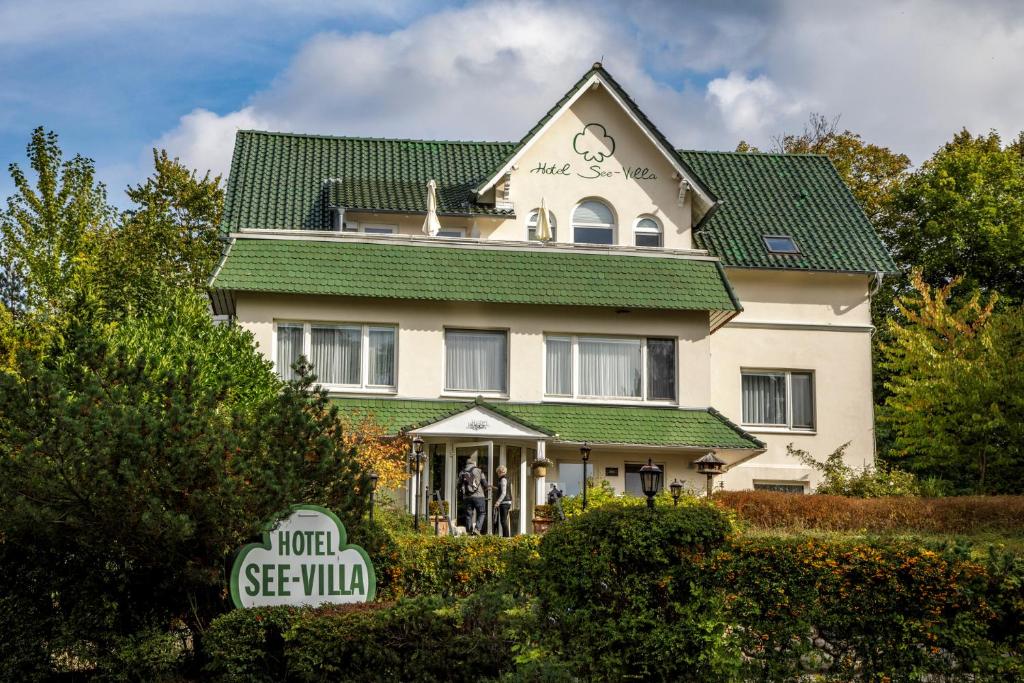 马兰迪西威利别墅的一座带绿色屋顶的大型白色房屋