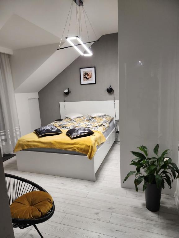 兰卡特Apartament Wiktoria的一间卧室配有一张黄色毯子床
