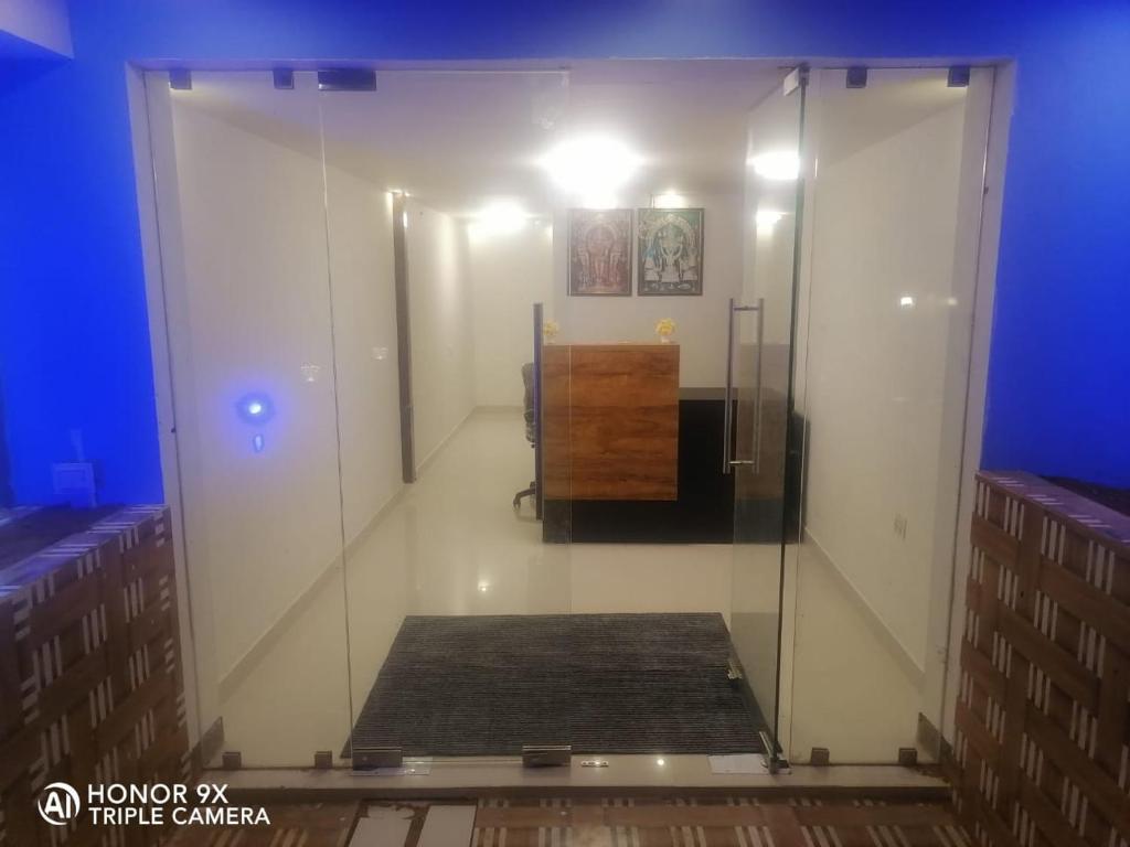 根尼亚古马里Shanmuga Residency的木柜房内的玻璃电梯