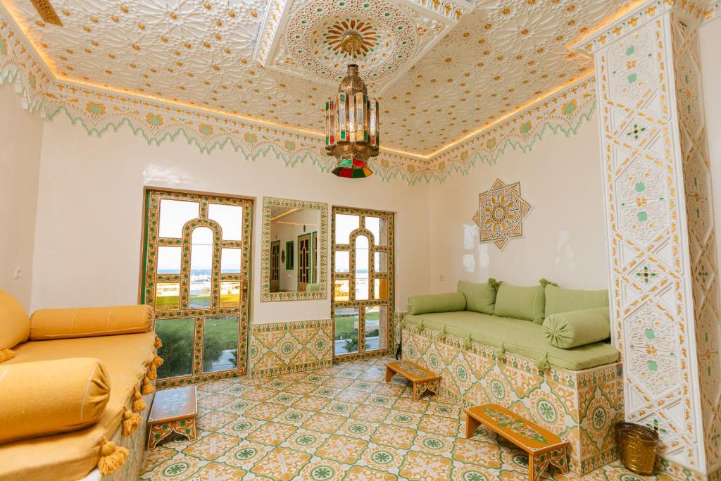 丹吉尔Colorful traditional Riad w/views of Spain的带沙发和天花板的客厅