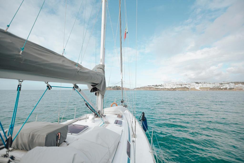 阿尔布费拉Stay in a Boat - Algarve (Blue Pearl)的水面上的帆船