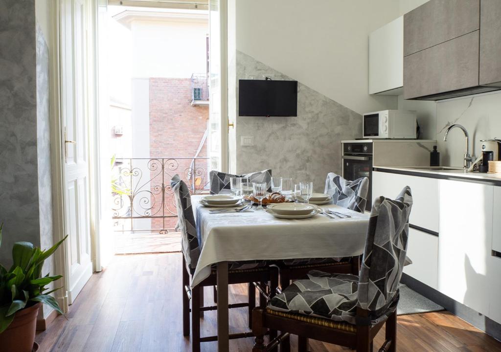 都灵Suite Mont Blanc nel Cuore di Torino的厨房以及带桌椅的用餐室。
