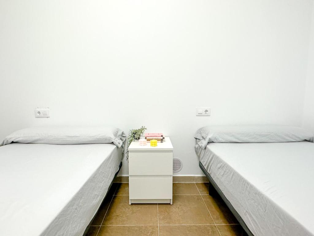 ZurgenaCasa Primavera的两张睡床彼此相邻,位于一个房间里