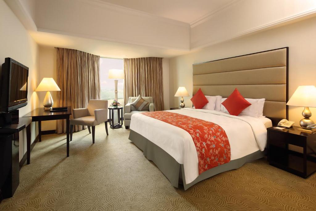 北干巴鲁北干巴鲁阿里亚酒店的酒店客房设有一张大床和一台电视。