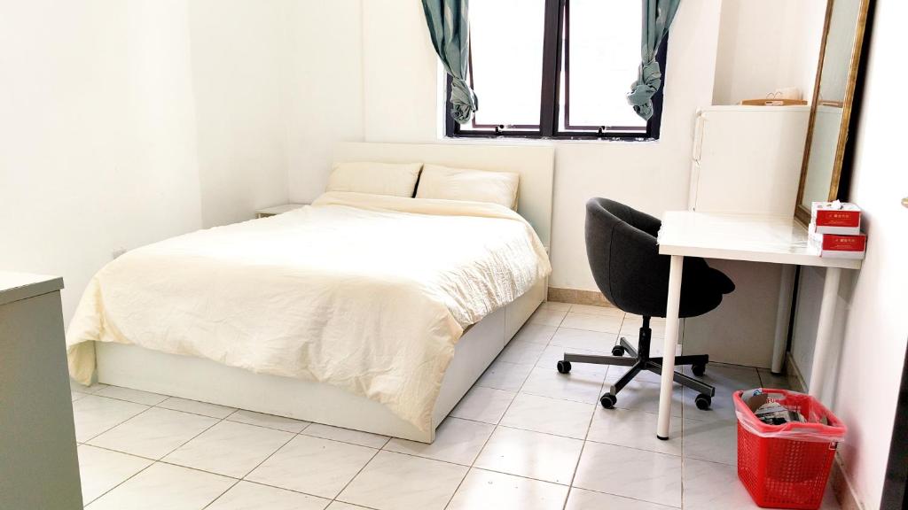 阿布扎比Ms. Zhang Apartment的一间小卧室,配有一张床和一张书桌