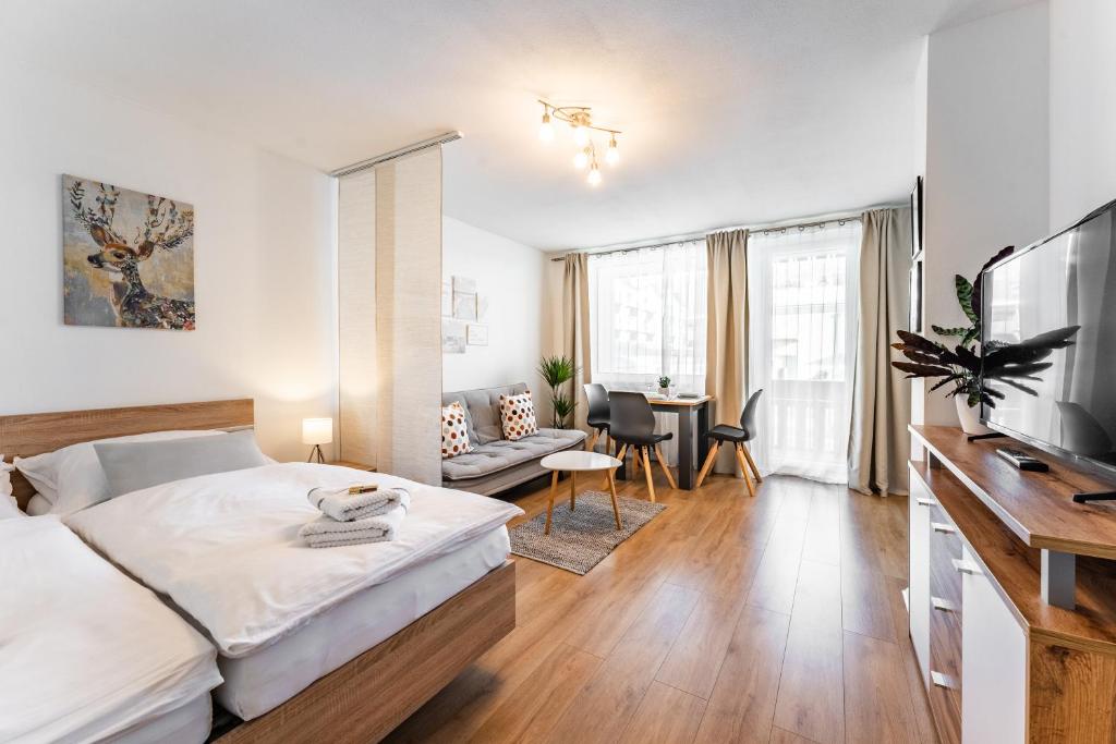 蒙德塞Billys Apartment Zentrum, Renoviert, Garage, Netflix的一间卧室设有一张床和一间客厅。