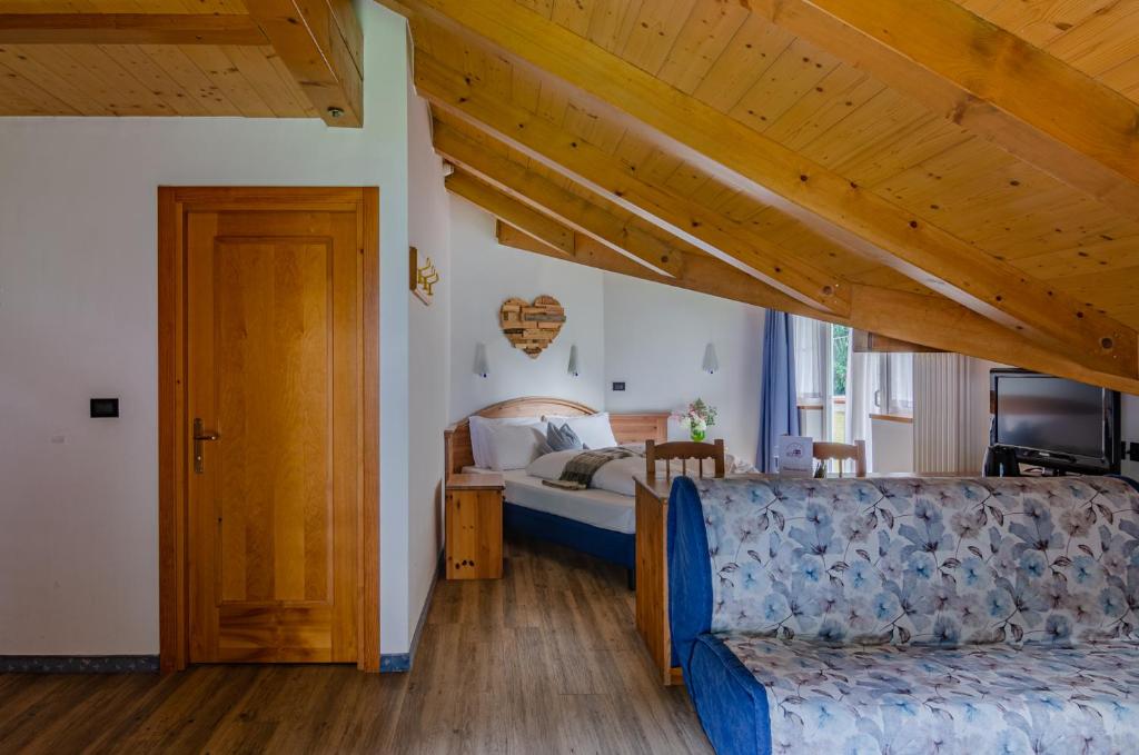 马累贝拉迪波斯考酒店的一间卧室配有一张床和一个沙发