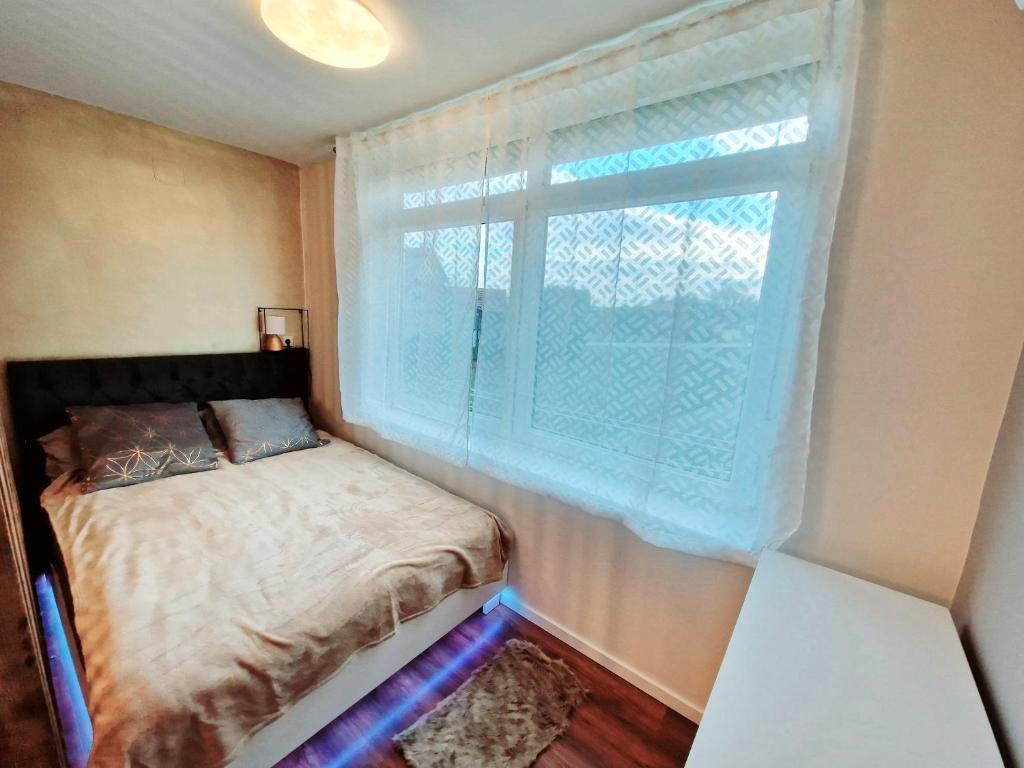科普里夫尼察Queen-Stan na Dan Koprivnica的一间小卧室,配有床和窗户
