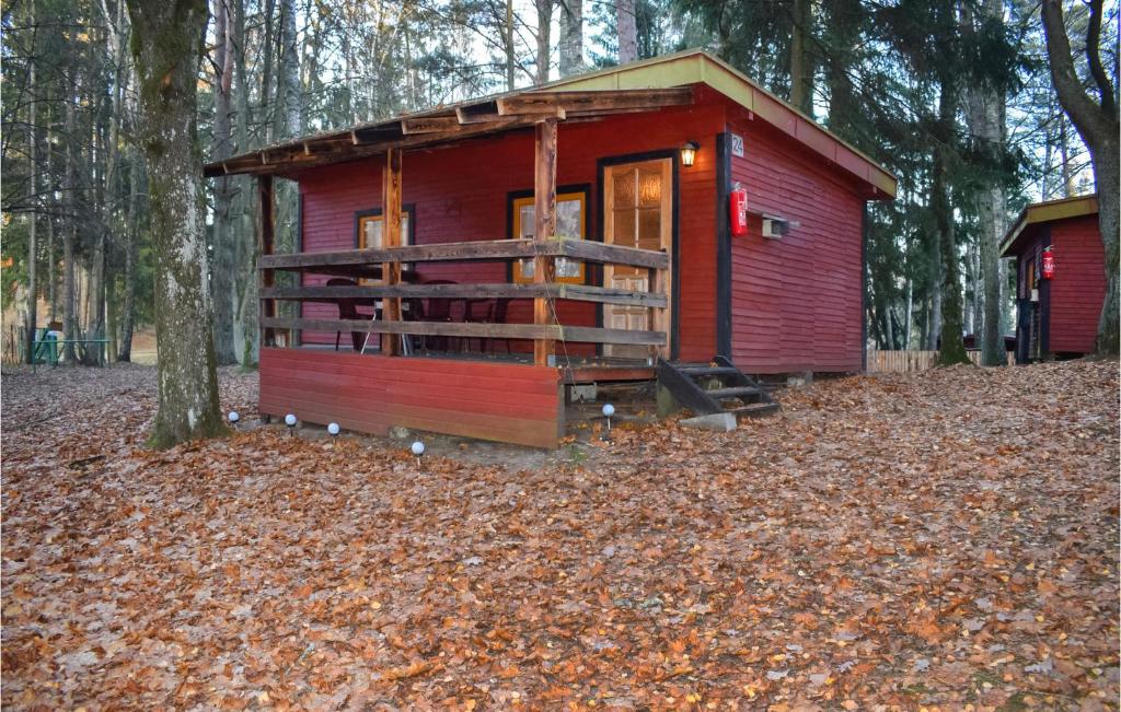 Dadaj1 Bedroom Gorgeous Home In Wilimy的树林里的一个红色小房子