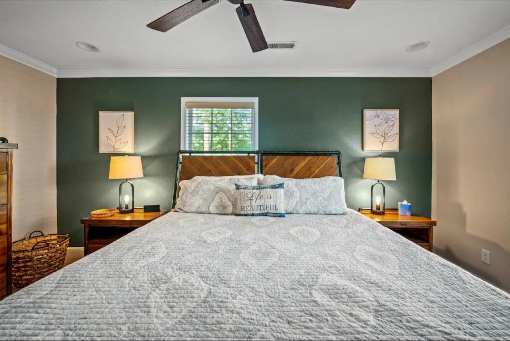 Creekside Cottage*Hot Tub*Entire Home-Pigeon Forge客房内的一张或多张床位
