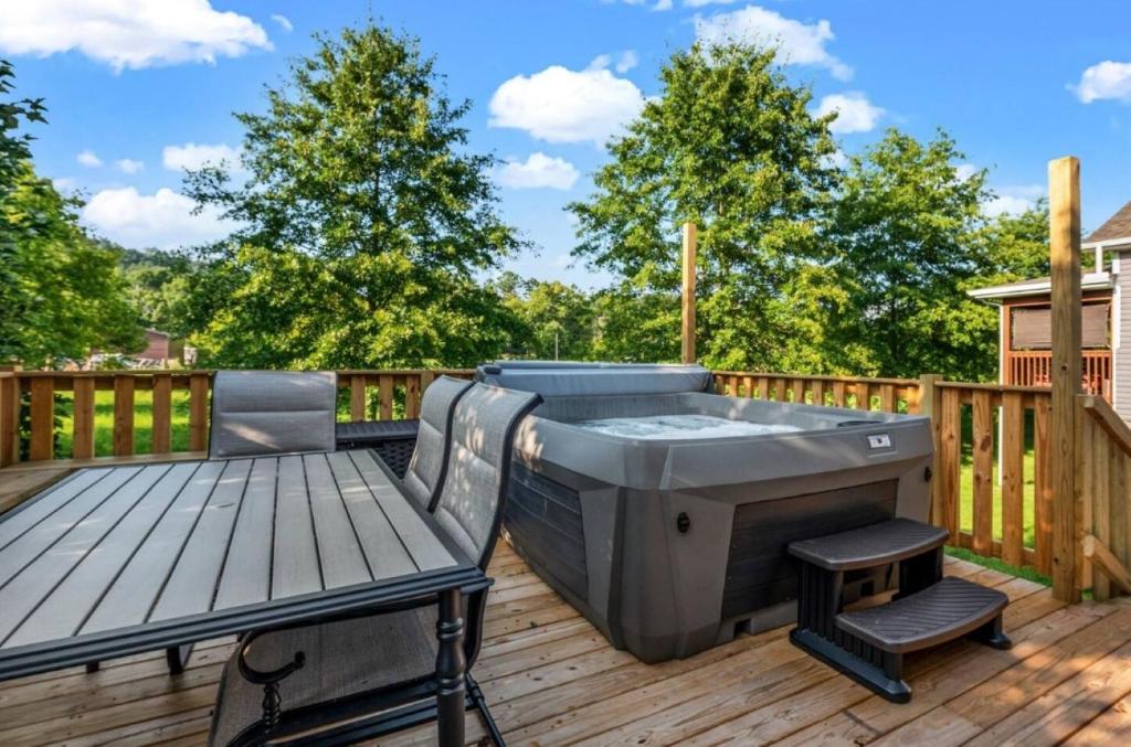 Creekside Cottage*Hot Tub*Entire Home-Pigeon Forge平面图