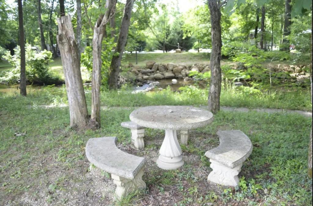 Creekside Cottage*Hot Tub*Entire Home-Pigeon Forge外面的花园