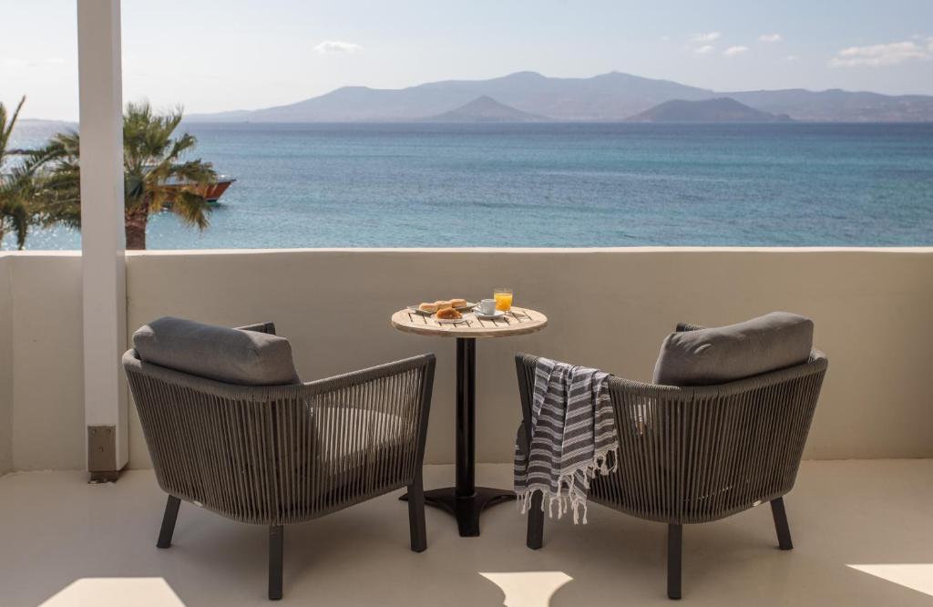 圣安娜纳克索斯伊里亚海滩艺术酒店的阳台配有桌椅