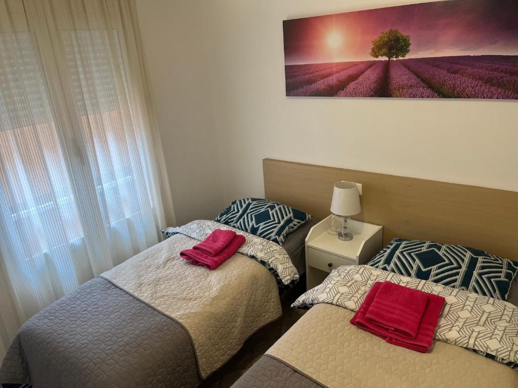 弗拉门卡海滩El Rincon Getaway Sea & Golf的卧室配有两张床,墙上挂着一幅画