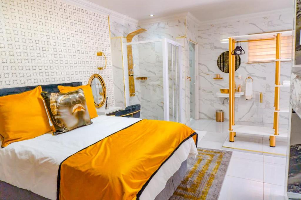 比勒陀利亚Homes of Ace Diamond的一间卧室配有一张特大号床和淋浴