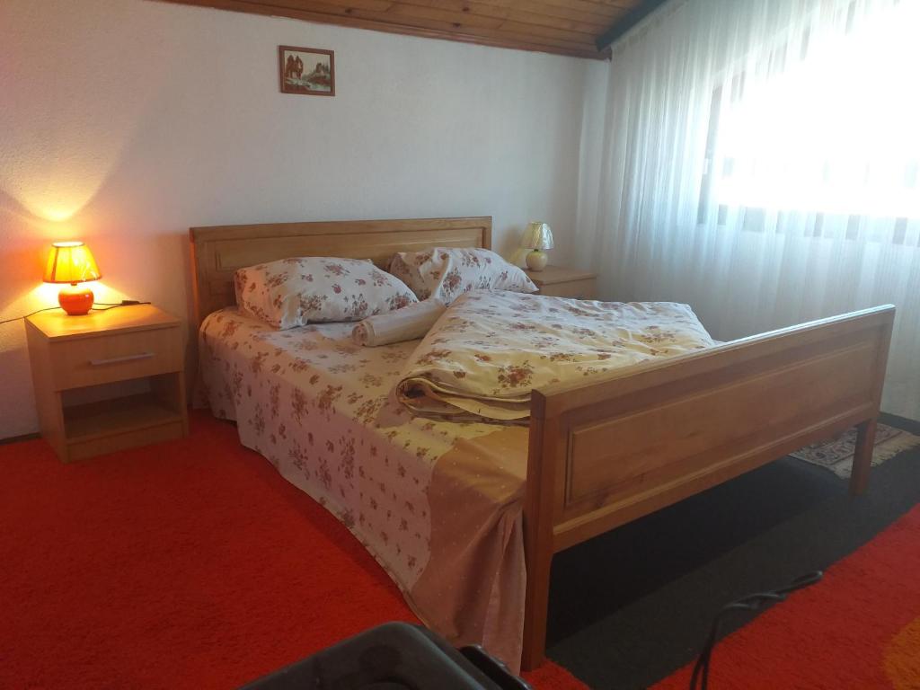 比哈奇Apartman Ramić的一间卧室设有一张床和一个窗口