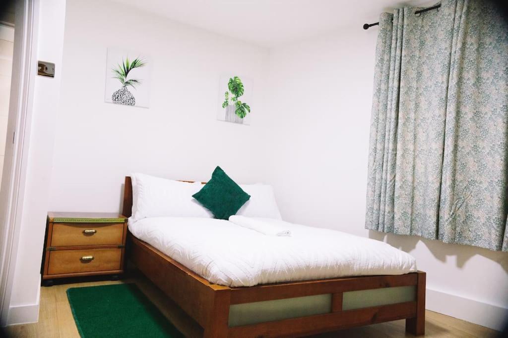 锡德卡普6 bedroom property的一间卧室配有一张床、一个梳妆台和一扇窗户。