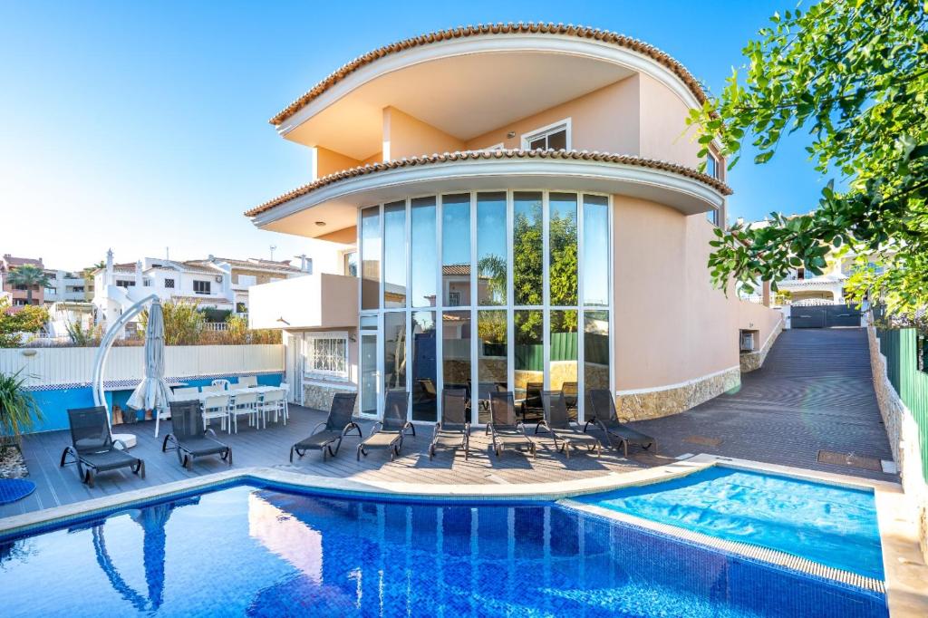 阿尔布费拉Villa Redonda Jacuzzi Heated Pool的一座带游泳池和房子的别墅