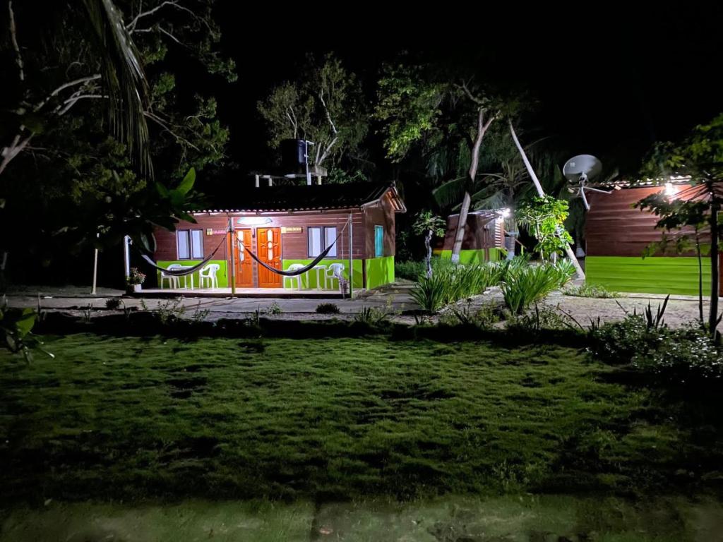 格兰德岛Eco Hotel Bosque Encantado的夜晚在院子里有灯的房子