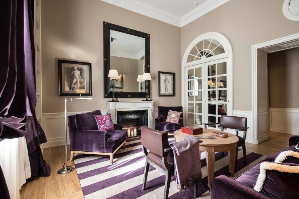 佛罗伦萨帕拉索维奇耶堤德波卡住宅酒店的客厅配有紫色家具和镜子