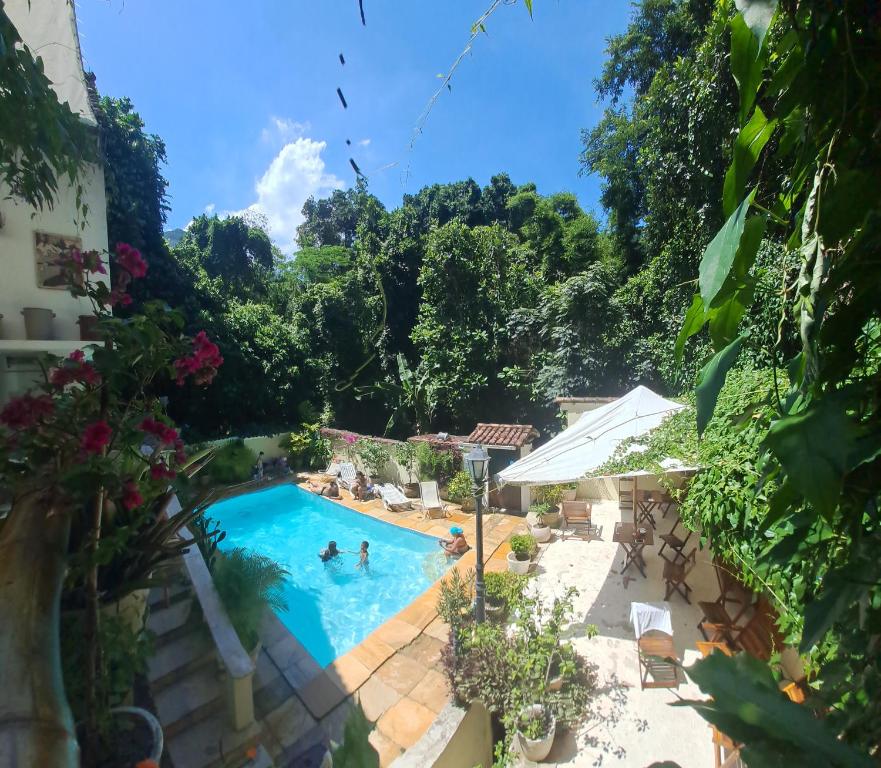 里约热内卢卡萨圣康拉多住宿加早餐旅馆的度假村内有游泳池的人