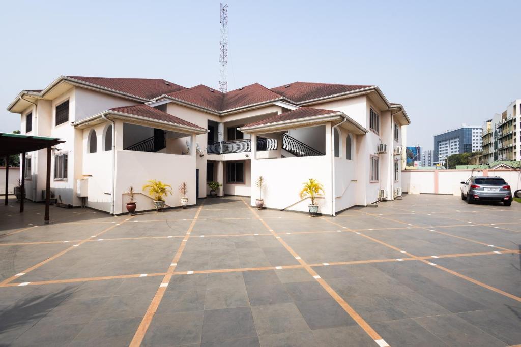 阿克拉Stay Play Away Residences - 3 bed, Airport Residential, Accra的大楼前的停车场