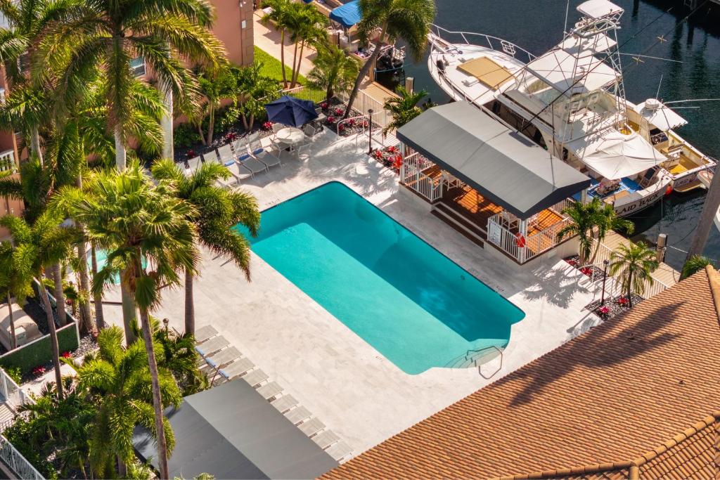 劳德代尔堡椰子湾度假公寓的享有船边游泳池的顶部景致
