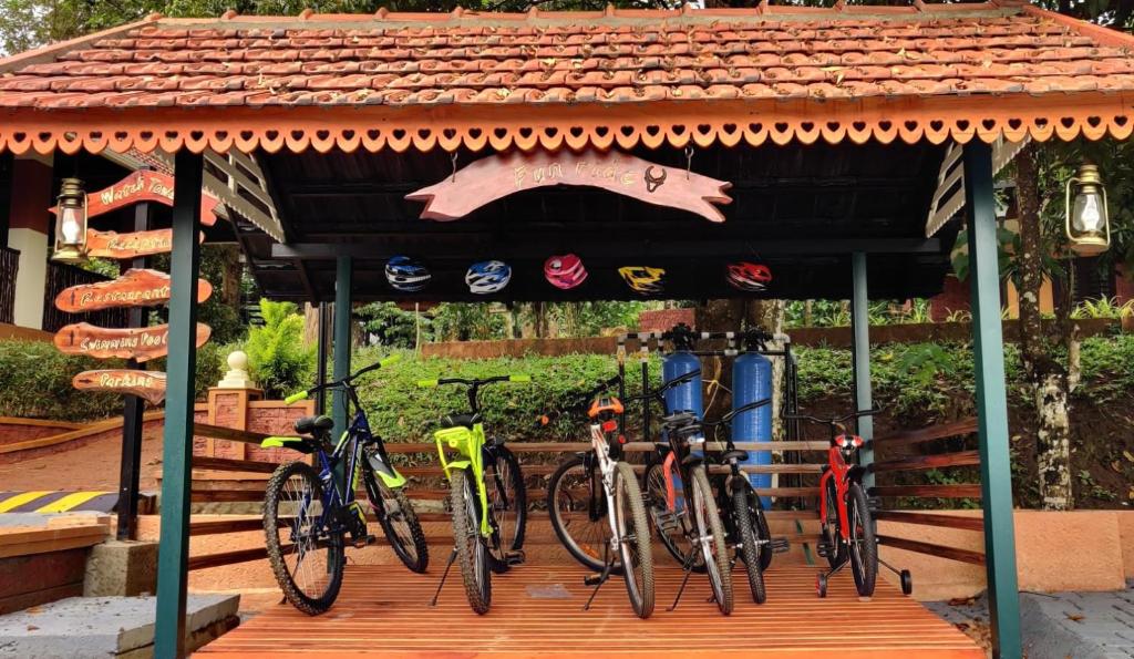 ChegātLe Kuruva isles wayanad jungle resort的停在凉亭里的一群自行车