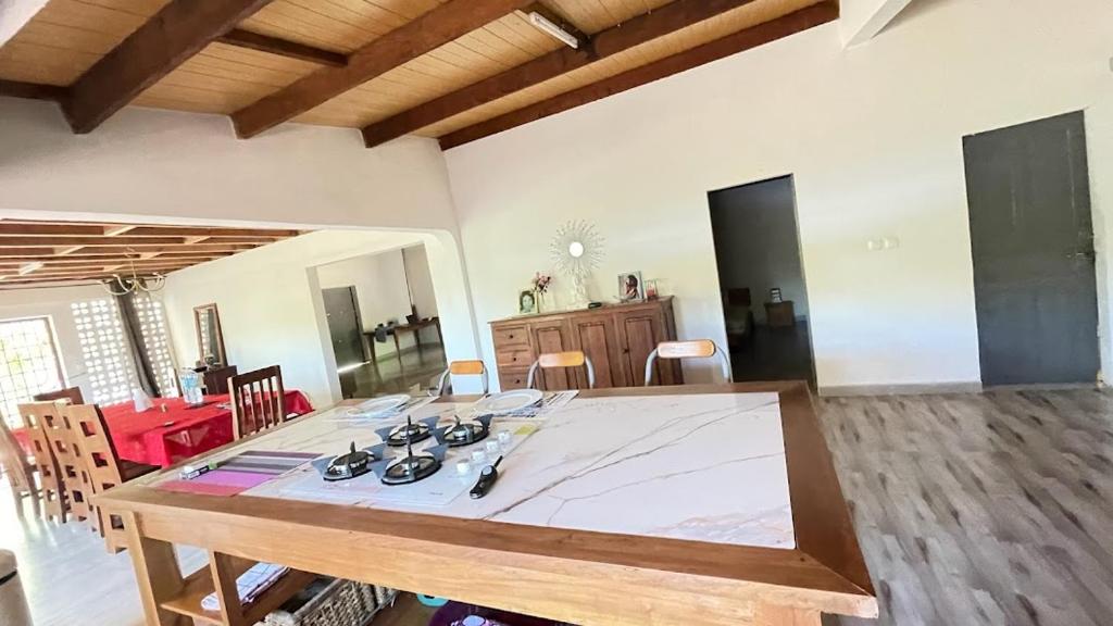 穆龙达瓦Harena Villa的用餐室配有大型木桌和椅子