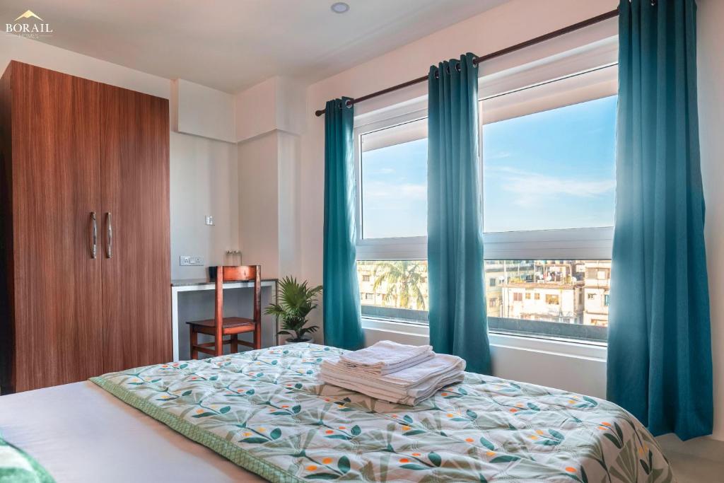 锡尔杰尔Borail Homes的一间卧室设有一张床和一个大窗户