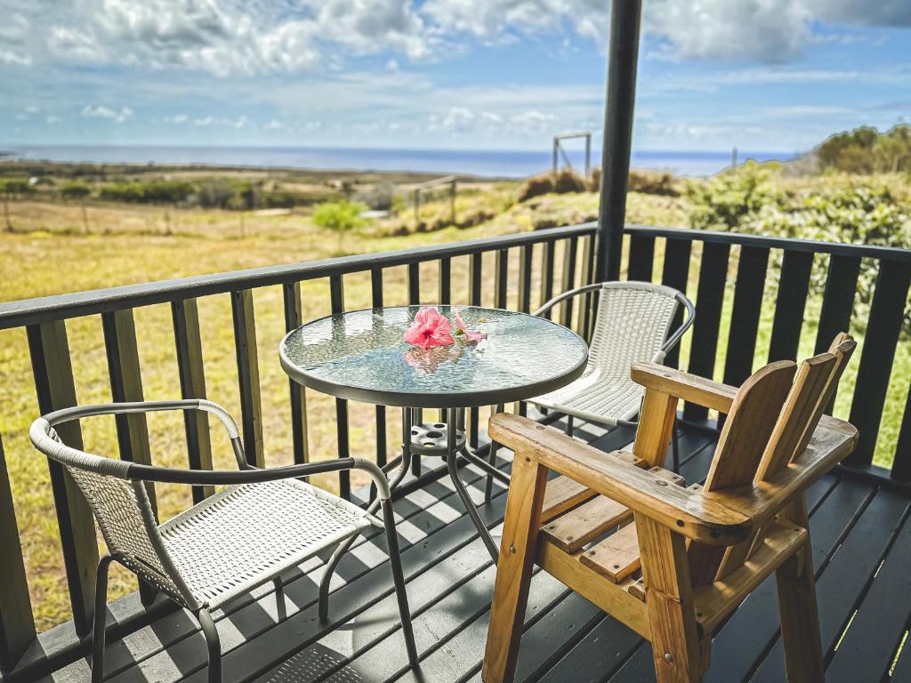 安加罗阿Maunga Roa Eco Lodge的阳台配有桌椅