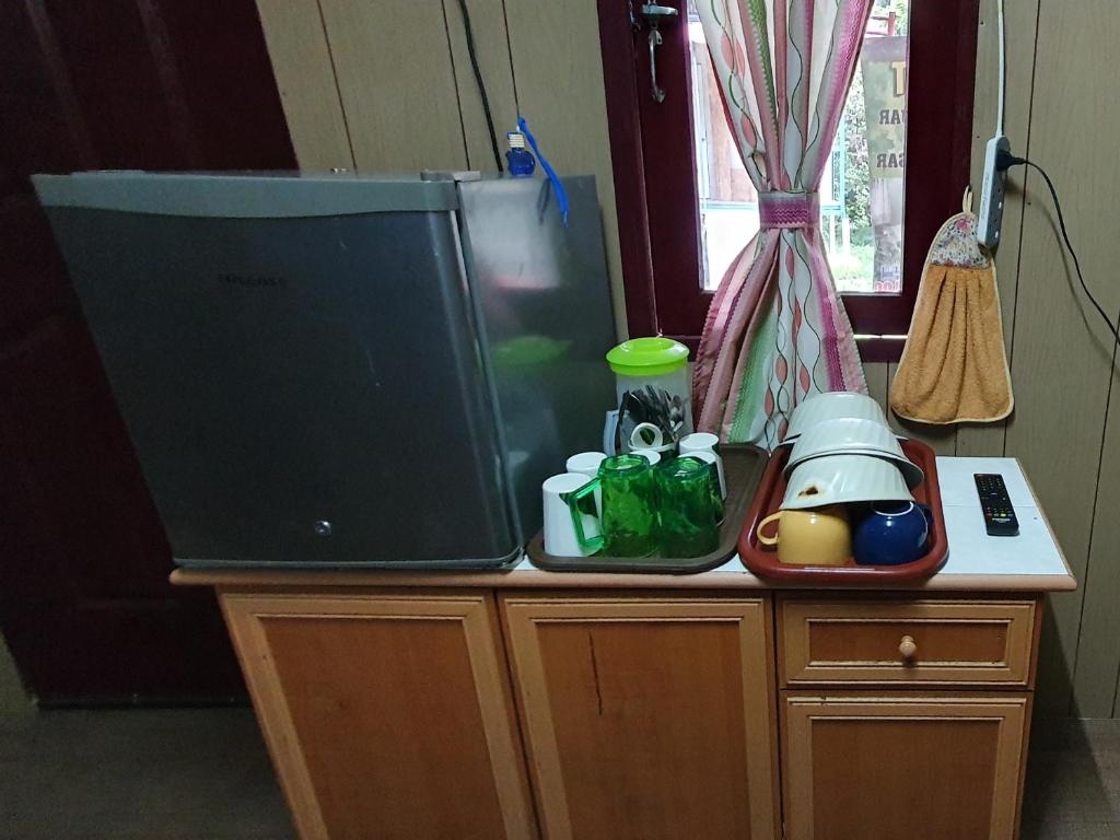 瓜拉江沙Chalet Kampong Guar, Manong的一台电视放在木柜上